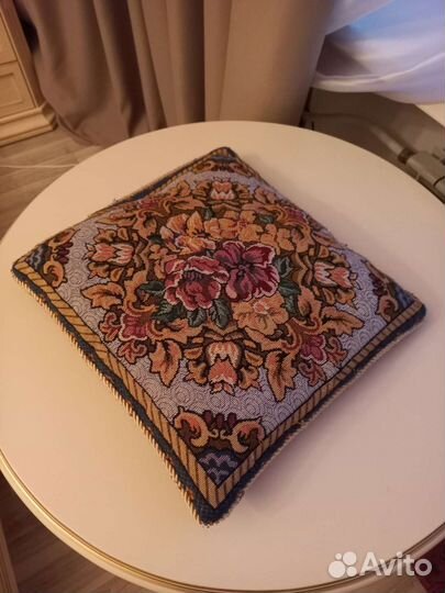 Подушка в гобеленовой наволочке