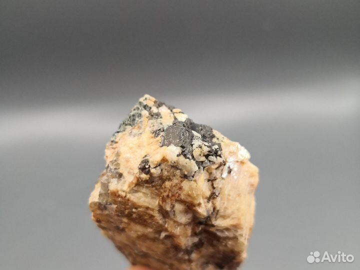 Магнетит, полевой шпат, дымчатый кварц