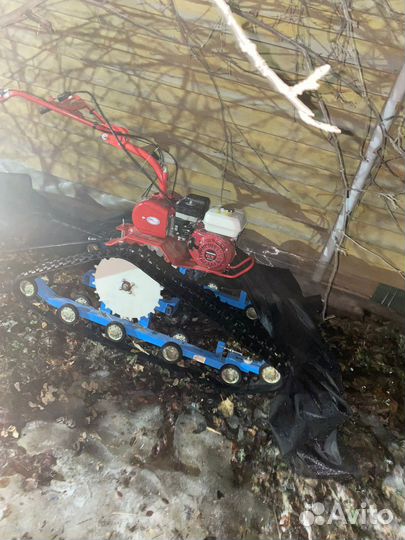 Мотоблок на гусеницах с санями на лыжах