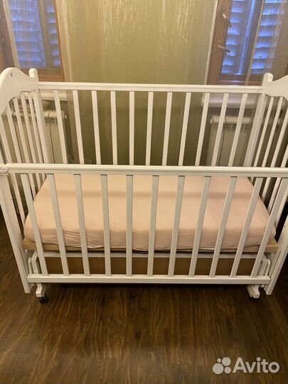 Детская кроватка с маятником и ящиком