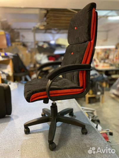 Офисное кресло