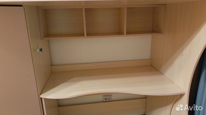 Кровать чердак со столом и шкафом