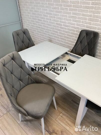 Кухонный стол и стулья. Бесплатная доставка