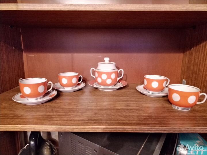 Сервизы и старинные тарелки