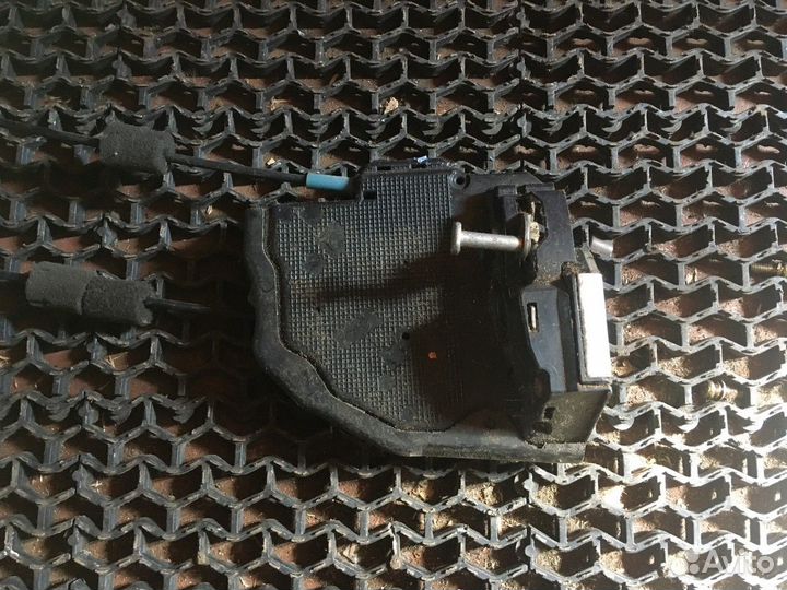 Замок задний правый Toyota RAV4