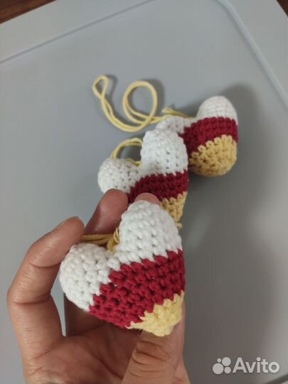 Вязанные сердечки и шапки