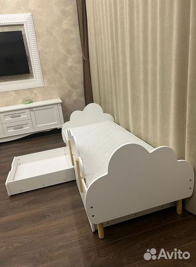 Детская кровать с бортиком