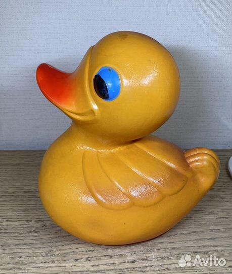 Игрушка уточка большая колкий пластик целлулоид