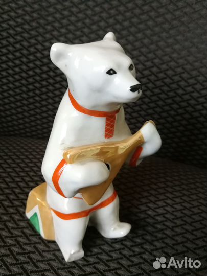 Фарфоровая статуэтка 