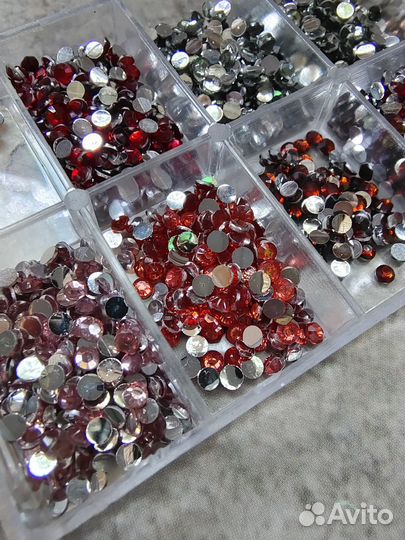 Стразы и пайетки