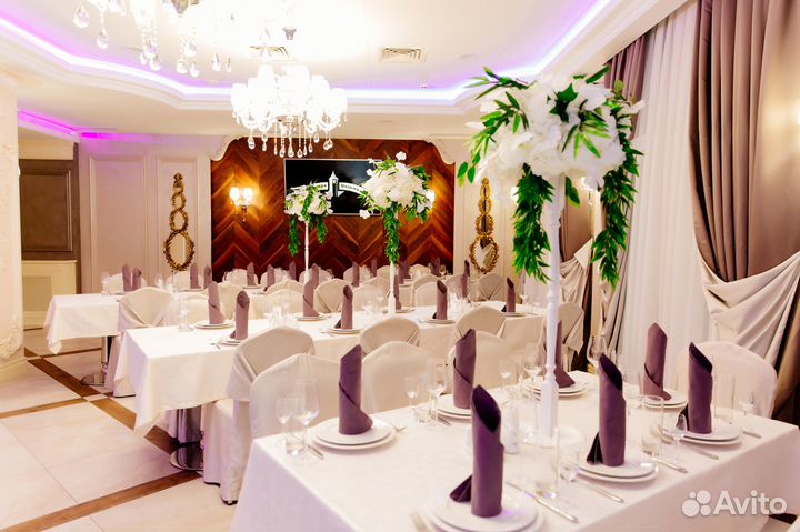 Официант в ресторан и банкетный зал