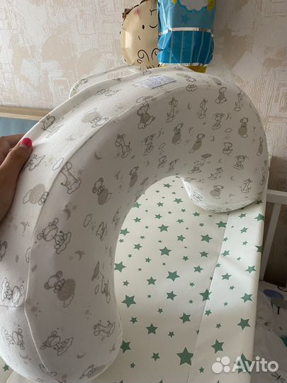 Продам анатомическую подушку для кормления