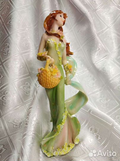 Изящная статуэтка