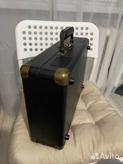 Проигрыватель виниловых дисков, чемоданчик