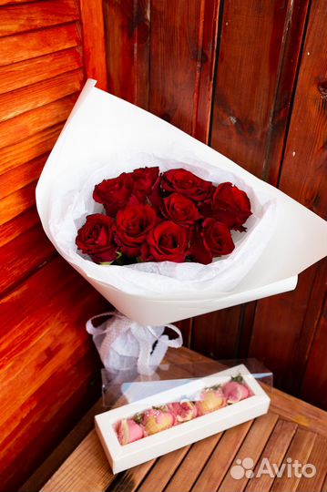 Цветы и набор клубники в шоколаде