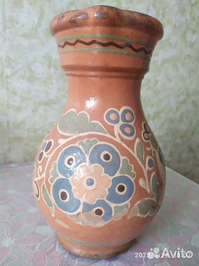 Старинный глиняный кувшин