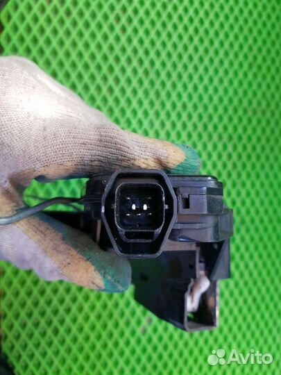 Замок двери передний правый Hyundai Terracan