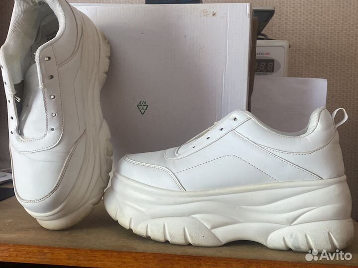 Кроссовки женские