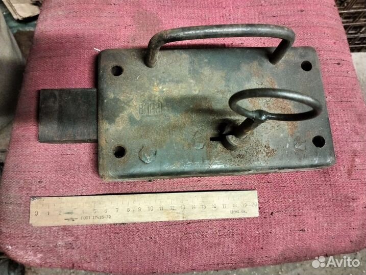 Замок дверной накладной