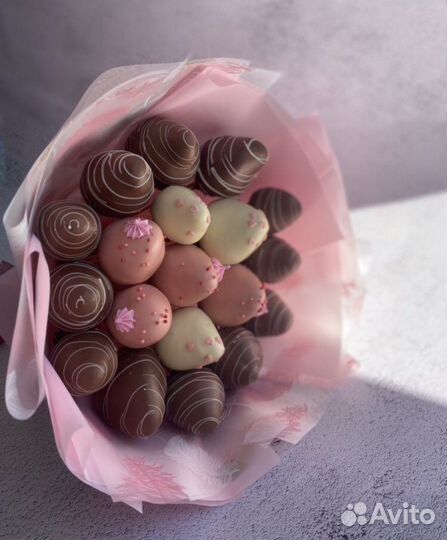 Букеты из клубники в шоколаде, подарочные наборы