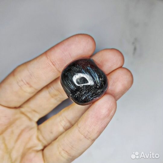 Гранат красный (альмандин) в антофиллите (нуумите)