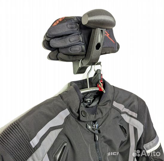 Вешалка - держатель для шлема и головных уборов