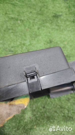 Крышка блока предохранителей (моторный отсек) Sub