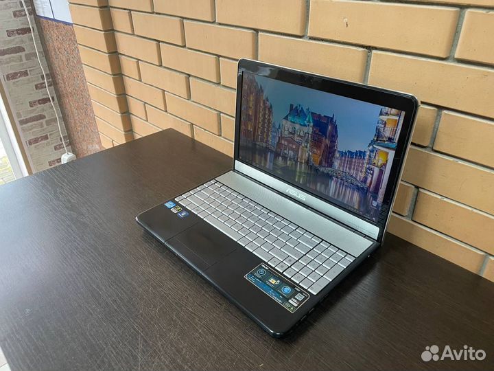Ноутбук Asus/Full HD/i7/8Гб/2видеокарты-2Гб