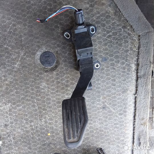 Toyota Yaris 3 педаль газа в сборе