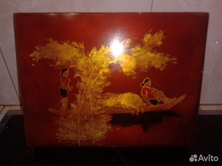 Антикварная из красного лака шкатулка