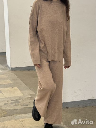 Бежевый мягкий костюм
