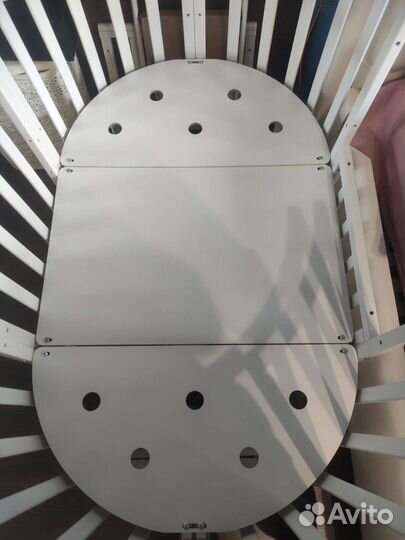 Детская кроватка с маятником