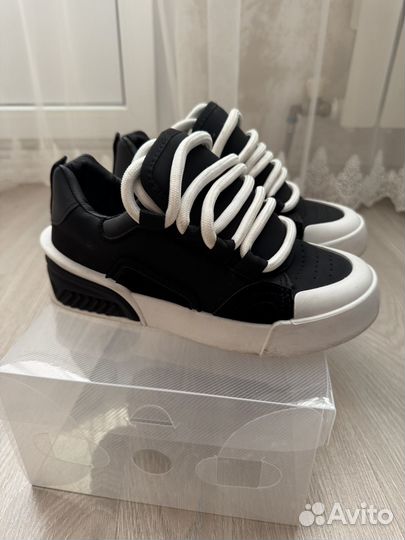 Кроссовки женские