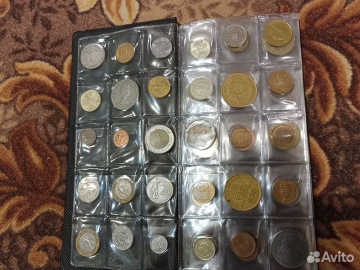 Альбом с иностранными монетами 150штук