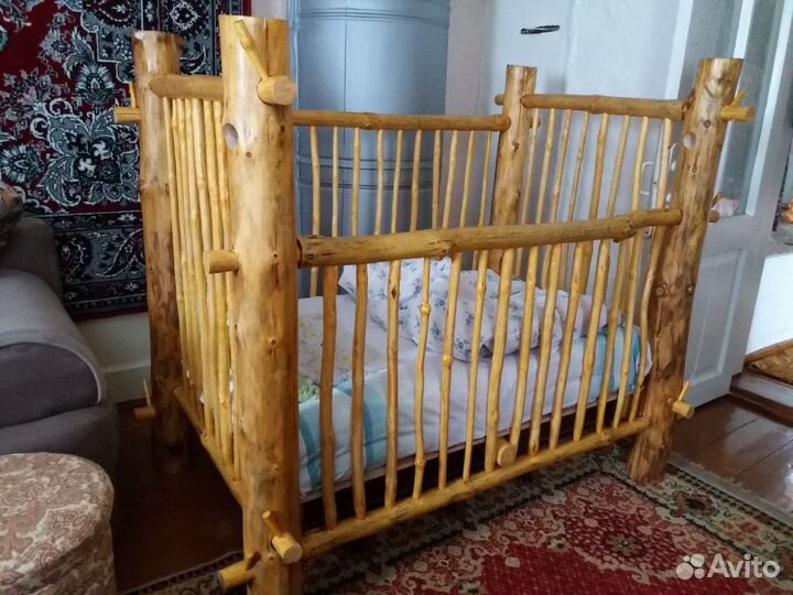 Кровать деревянная