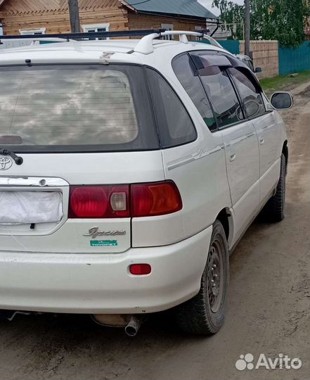 Toyota Ipsum 2.0 AT, 2000, битый, 300 000 км