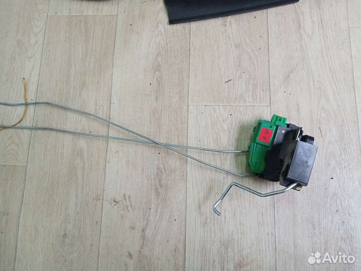 Замок двери задний правый kio Rio 3