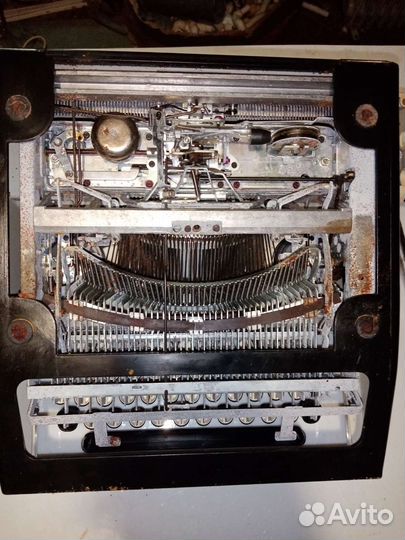 Печатная пишущая машинка Любава с футляром, гдр