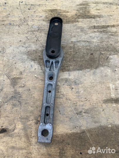 Подушка двигателя VW Passat B6