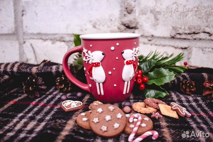 Кружка с украшением из полимерной глины с оленями