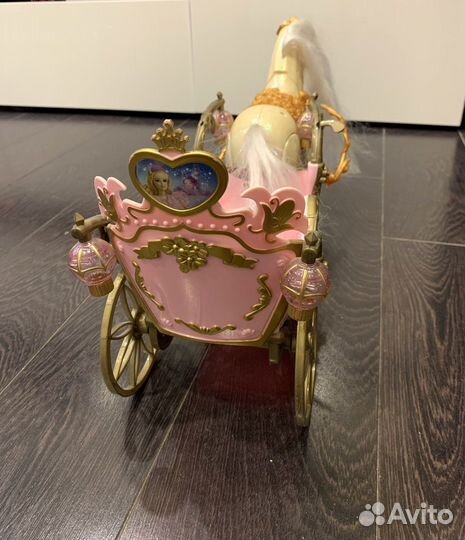 Лошадь с каретой, ржёт, ходит, но прихрамывет