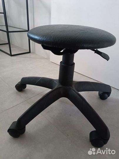 Стул для мастера педикюра бу