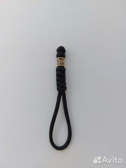 Темляк из паракорда с руной