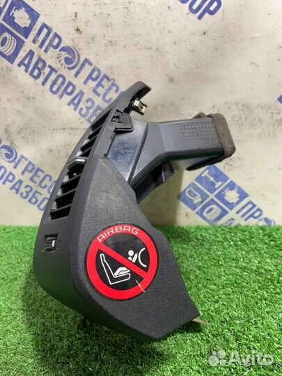 Дефлектор воздушный передний правый Nissan Murano