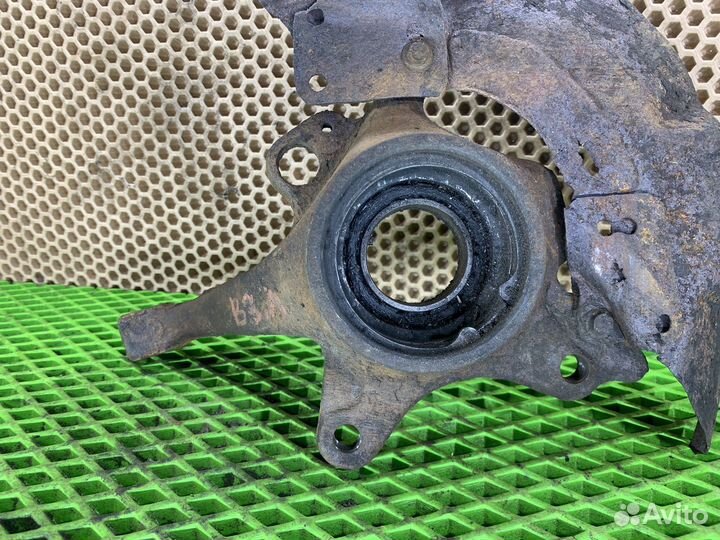 Передний левый кулак Volkswagen Passat B3