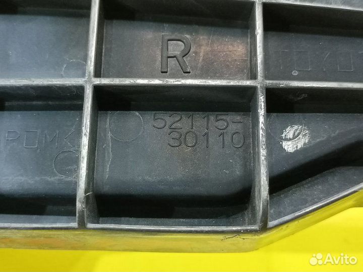 Крепление бампера переднее правое Lexus Gs430