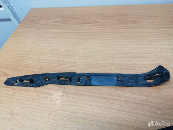 Кронштейн бампера передний правый Volkswagen