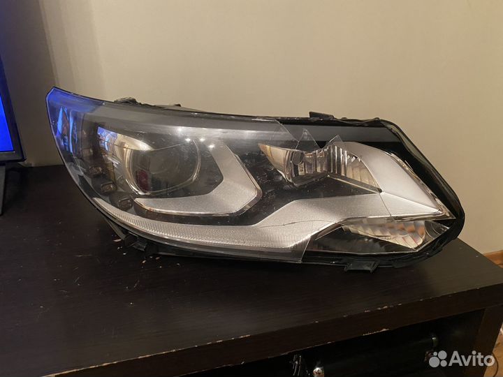 Фара правая Volkswagen Tiguan 2012 5n1941752