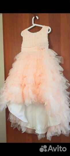 Очень красивое платье со шлейфом