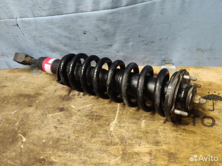 Амортизатор передний правый Toyota LC200 2016г 1VD